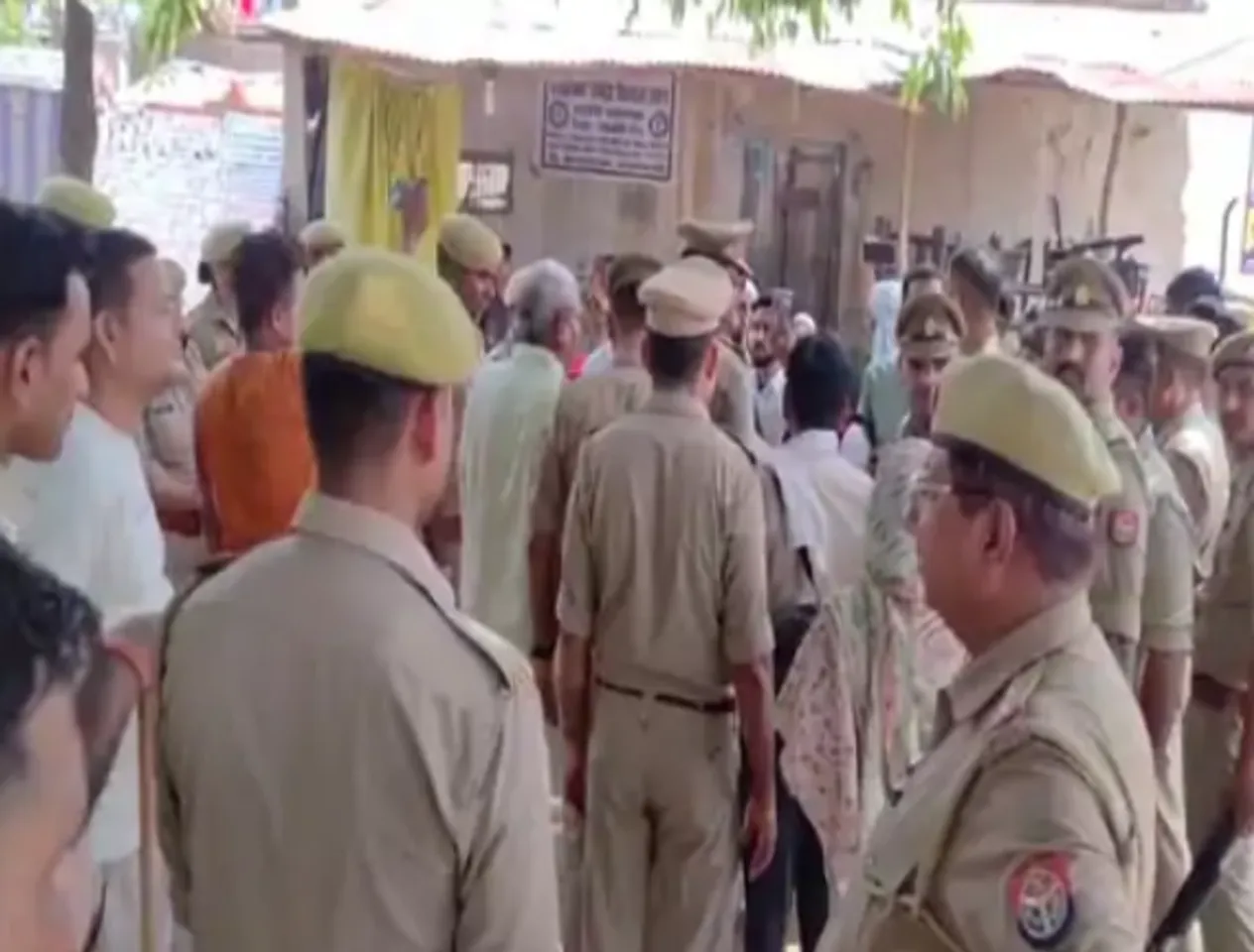 कोर्ट के आदेश पर पुलिस प्रशासन ने पीड़ित पक्ष को 42 साल बाद उसकी जमीन पर कब्जा दिलाया