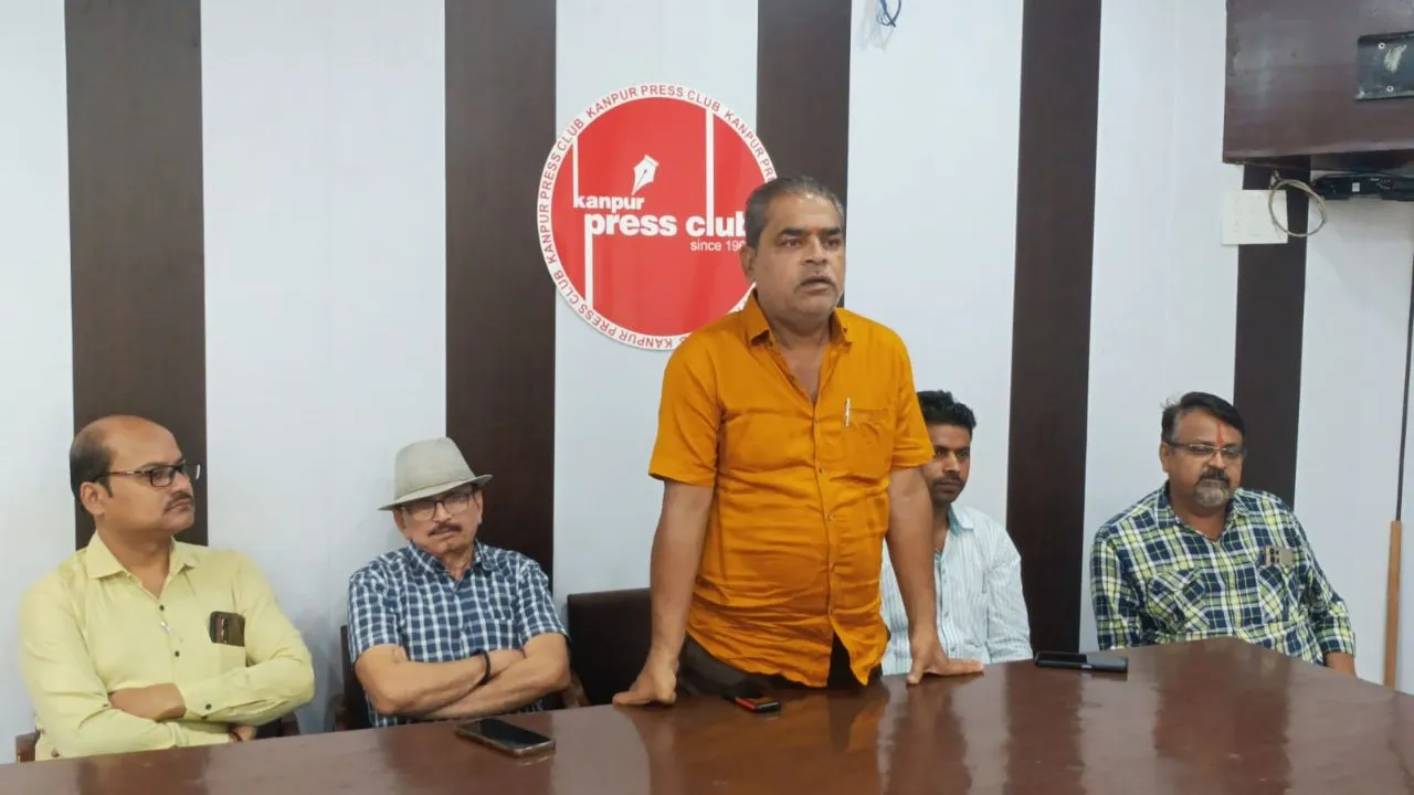गोष्टी को संबोधित करते प्रेस क्लब कानपुर के अध्यक्ष सरस वाजपेई।