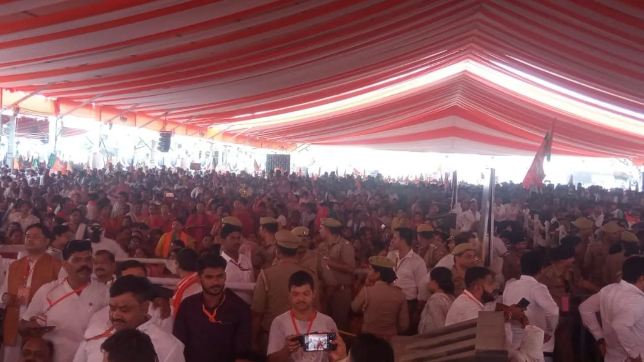 सभा स्थल, जहां से हटवाए गए सांसद रमेश अवस्थी की फोटो लगे झंडे।