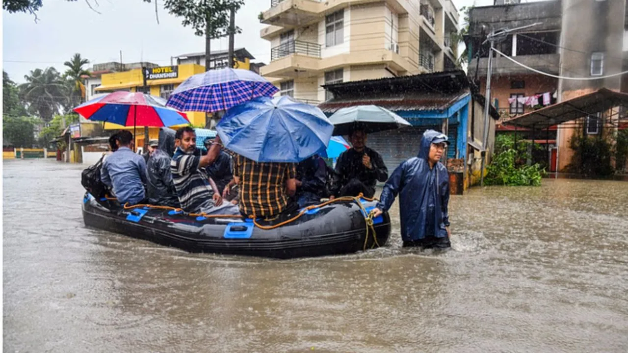  भारी बारिश और भूस्खलन
