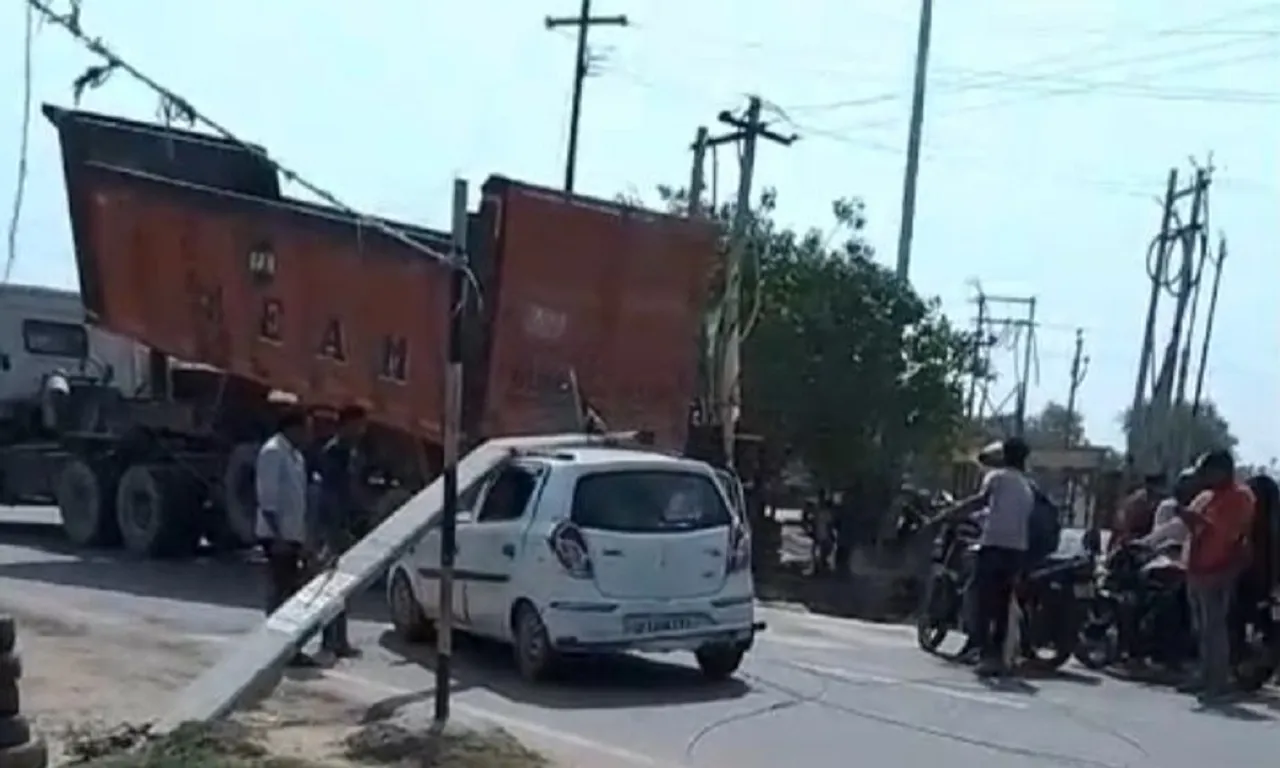 हाई वोल्टेज बिजली लाइन का खंभा चलती कार पर गिरा।