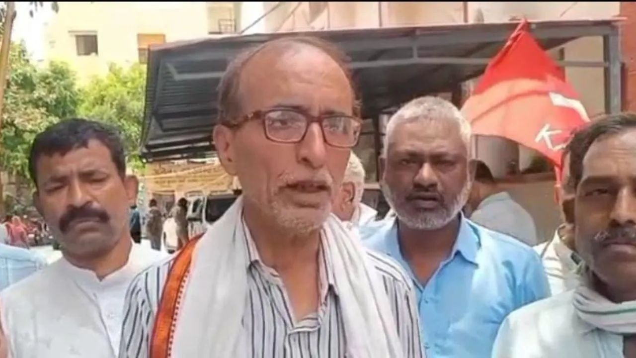 प्रदर्शन करते सीपीआईएम के कार्यकर्ता।