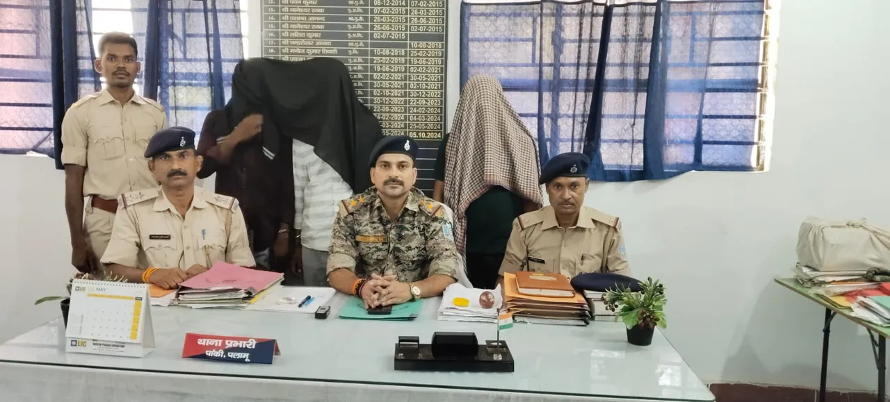 जानकारी देते थाना प्रभारी, पीछे खड़ा आरोपित