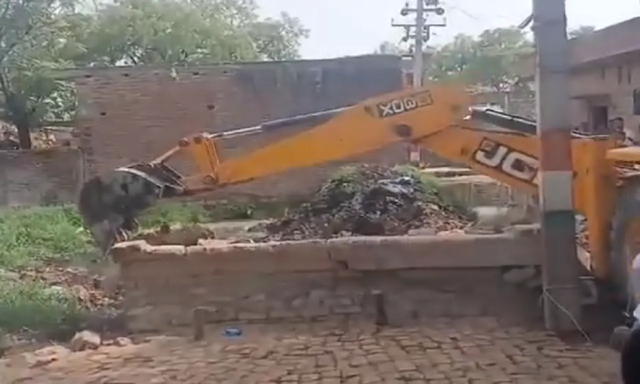 एसडीएम के आदेश परतालाब की भूमि पर जेसीबी मशीन से हटाते अवैध कब्जा