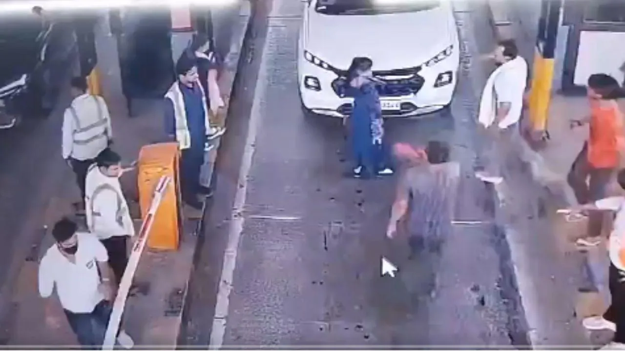 Commotion at Greater Noida Toll Plaza Misbehavior with Female Employee