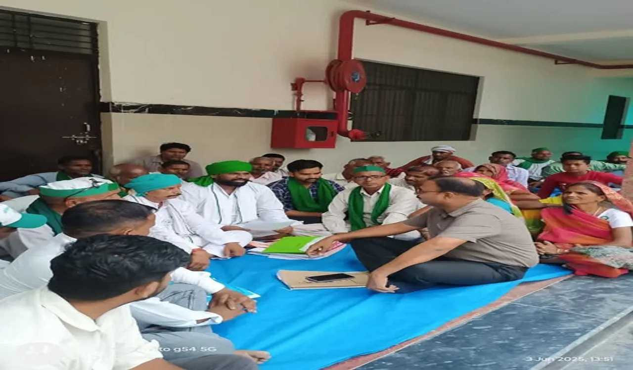 भारतीय किसान यूनियन के कार्यकर्ता तहसील में धरने पर बैठ गए