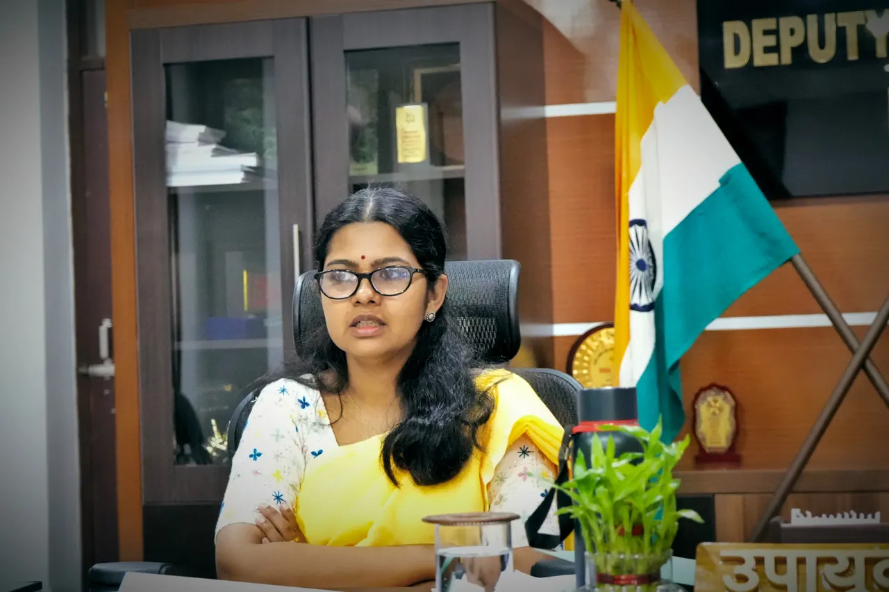  केंद्रीय कारा समिति की बैठक में समीक्षा करती डीसी समीरा आस एस 