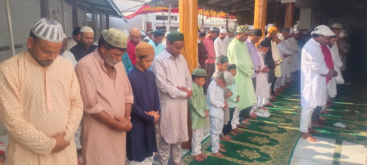 जामा मस्जिद में ईद-उल-अजहा की नमाज अदा करते मुसलमान