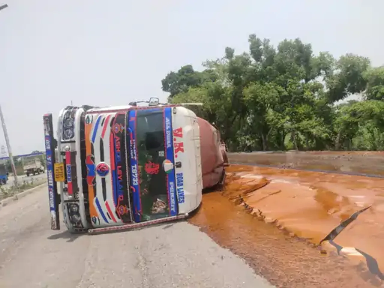  शीरे से भरा टैंकर पलट 