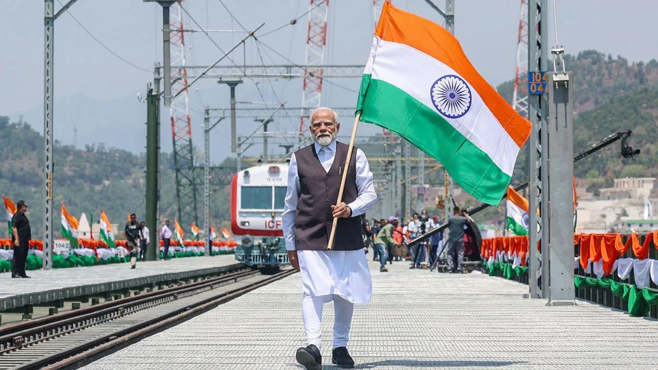 pm modi in kashmir on friday with tricolour