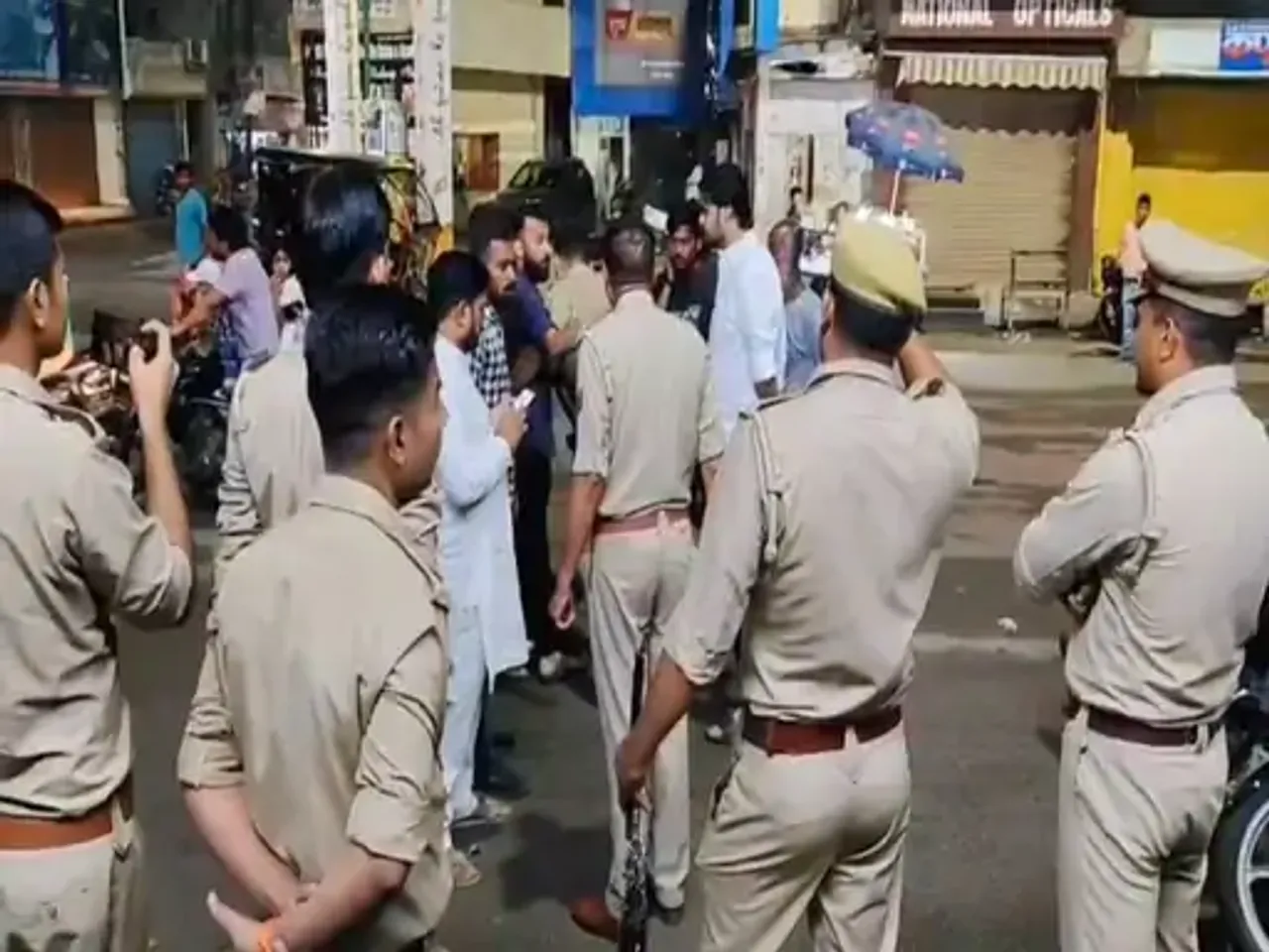 थाने में कुछ युवकों ने जमकर हंगामा किया