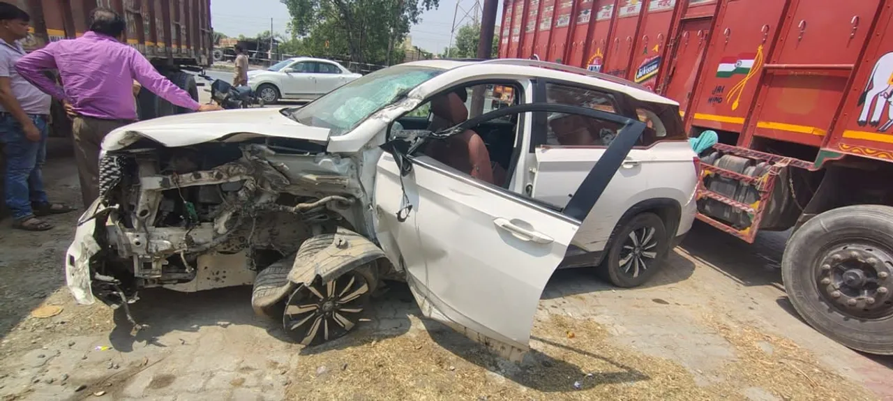 Shahjahanpur News:हाईवे पर रॉन्ग साइड आ रहे ट्रक ने मारी कार को टक्कर, सात लोग घायल