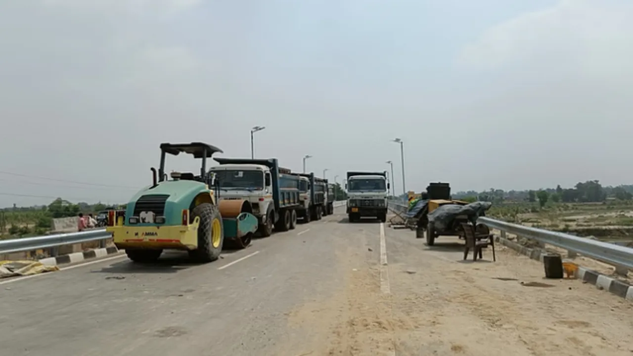 लखनऊ-दिल्ली हाईवे पर गर्रा नदी के नए पुल पर भारवहन क्षमता जांचने के लिए खड़े ट्रक