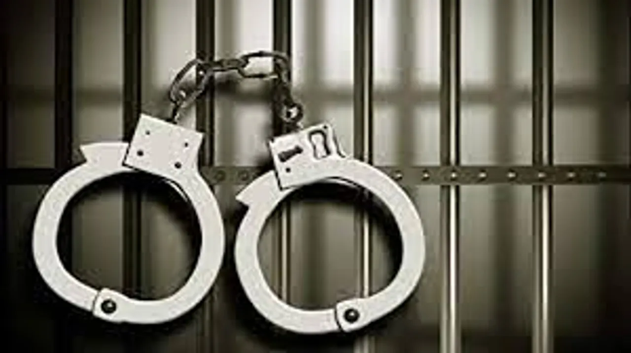 दो कारतूस के साथ गिरफ्तार 