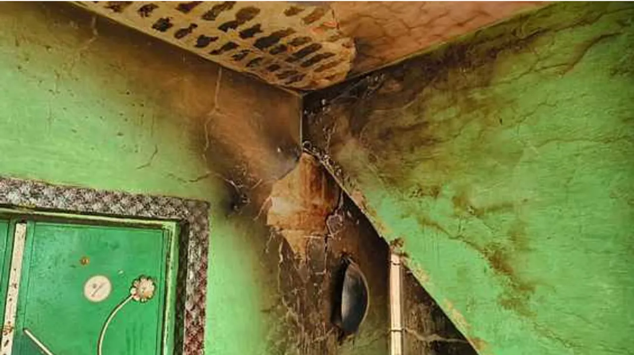 जलालाबाद के उबरिया गांव में आग से जलकर टूटा दीवार व छत का प्लास्टर
