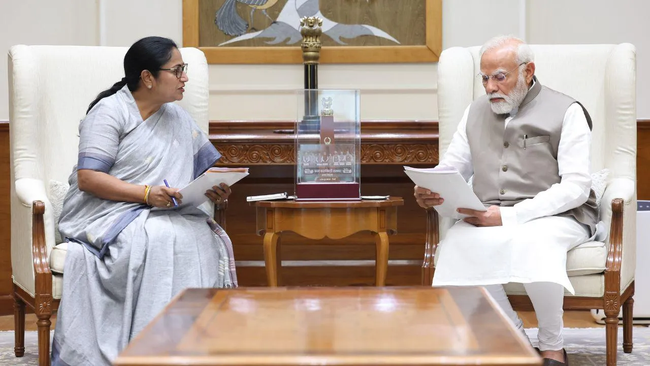 CM Delhi Rekha Gupta meets PM Modi in PMO