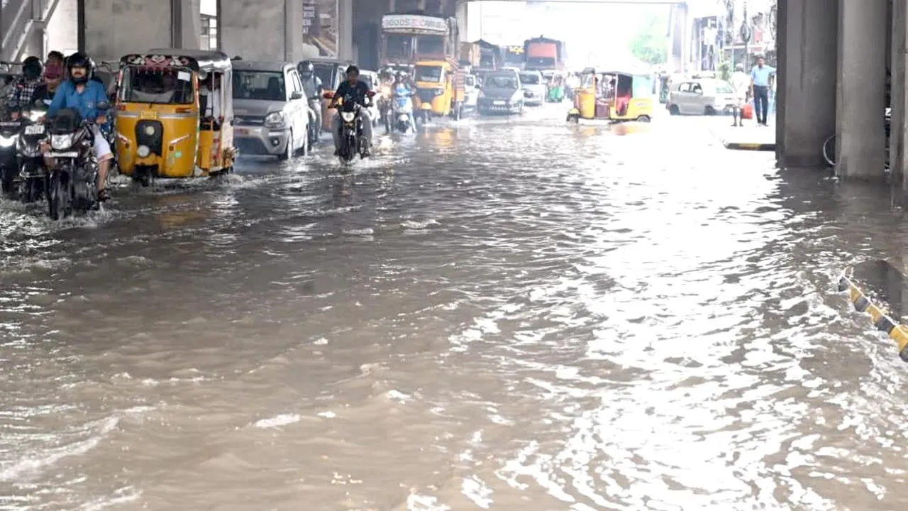 हैदराबाद में हो रही भारी बरसात से जनजीवन अस्त व्यस्त | यंग भारत न्यूज