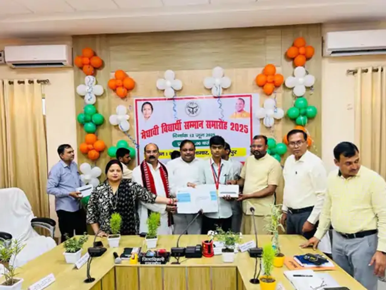 मेधावियों को सम्मानित किया गया।