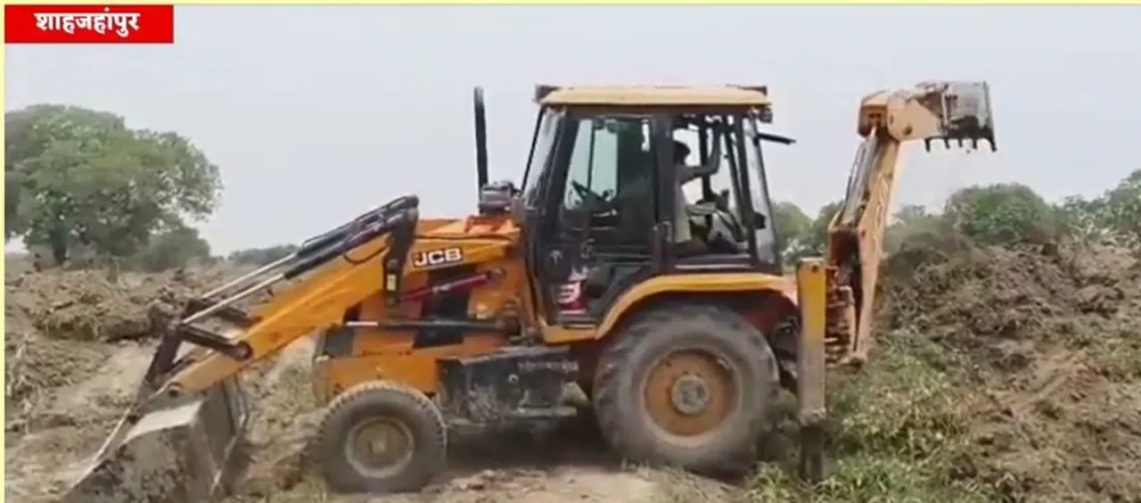 जेसीबी मशीनों से तेजी से हो रहा खोदाई कार्य