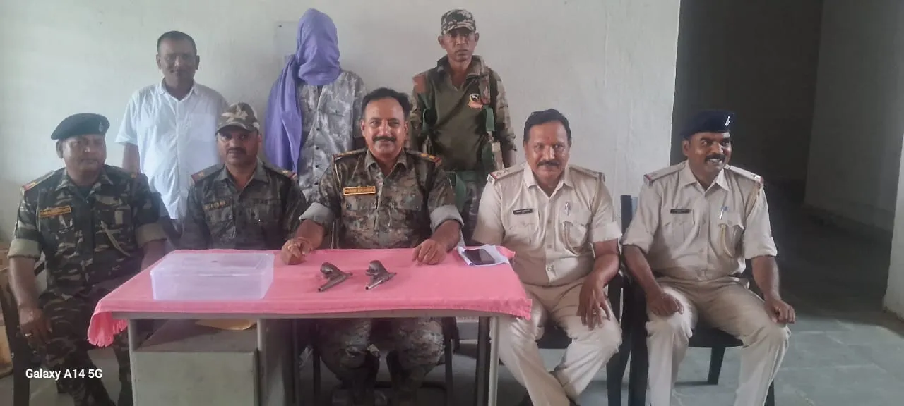 गिरफ्तार युवक के बारे में जानकारी देते थाना प्रभारी प्रदीप कुमार दुबे व अन्य