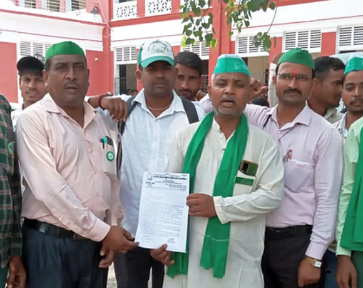 कलक्ट्रेट परिसर में ज्ञापन देने जाते भारतीय किसान यूनियन राष्ट्रीयतावादी अराजनैतिक के कार्यकर्त