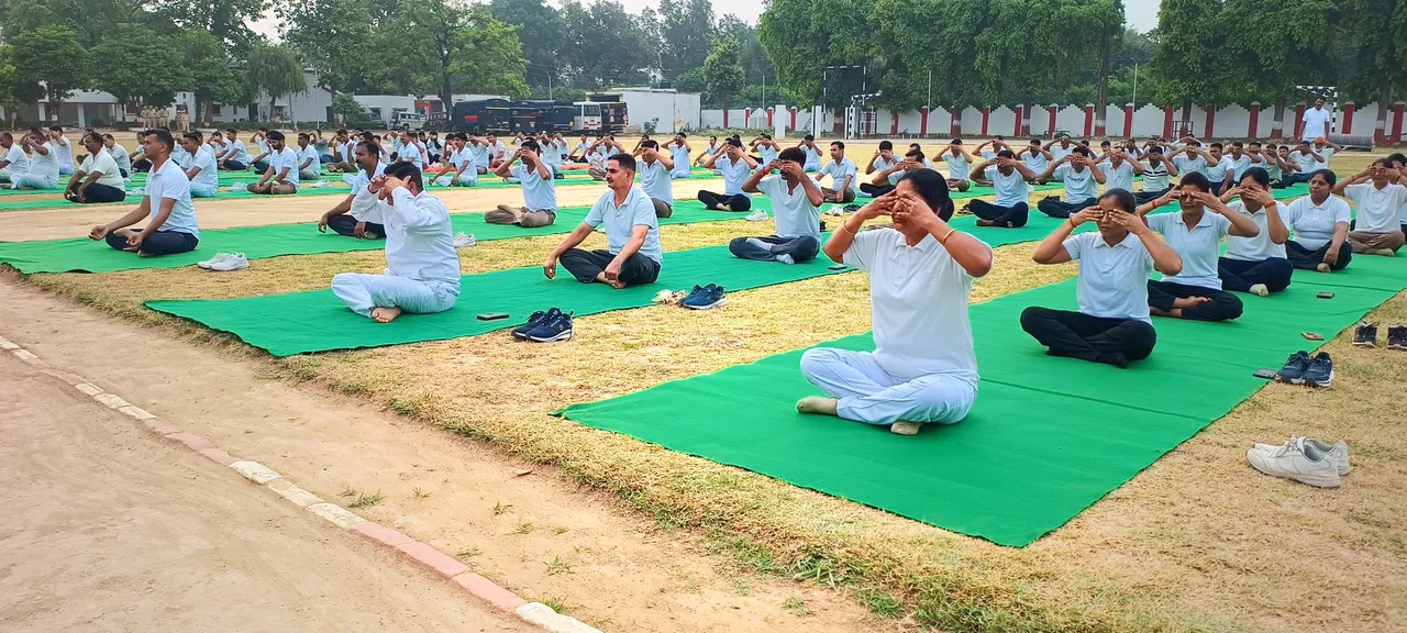   रिज़र्व पुलिस लाइन में पुलिस कर्मियों योग करते 