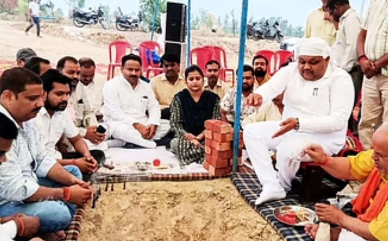 कांट नगर पंचायत में भूमि पूजन करते विधायक अरविंद सिंह।