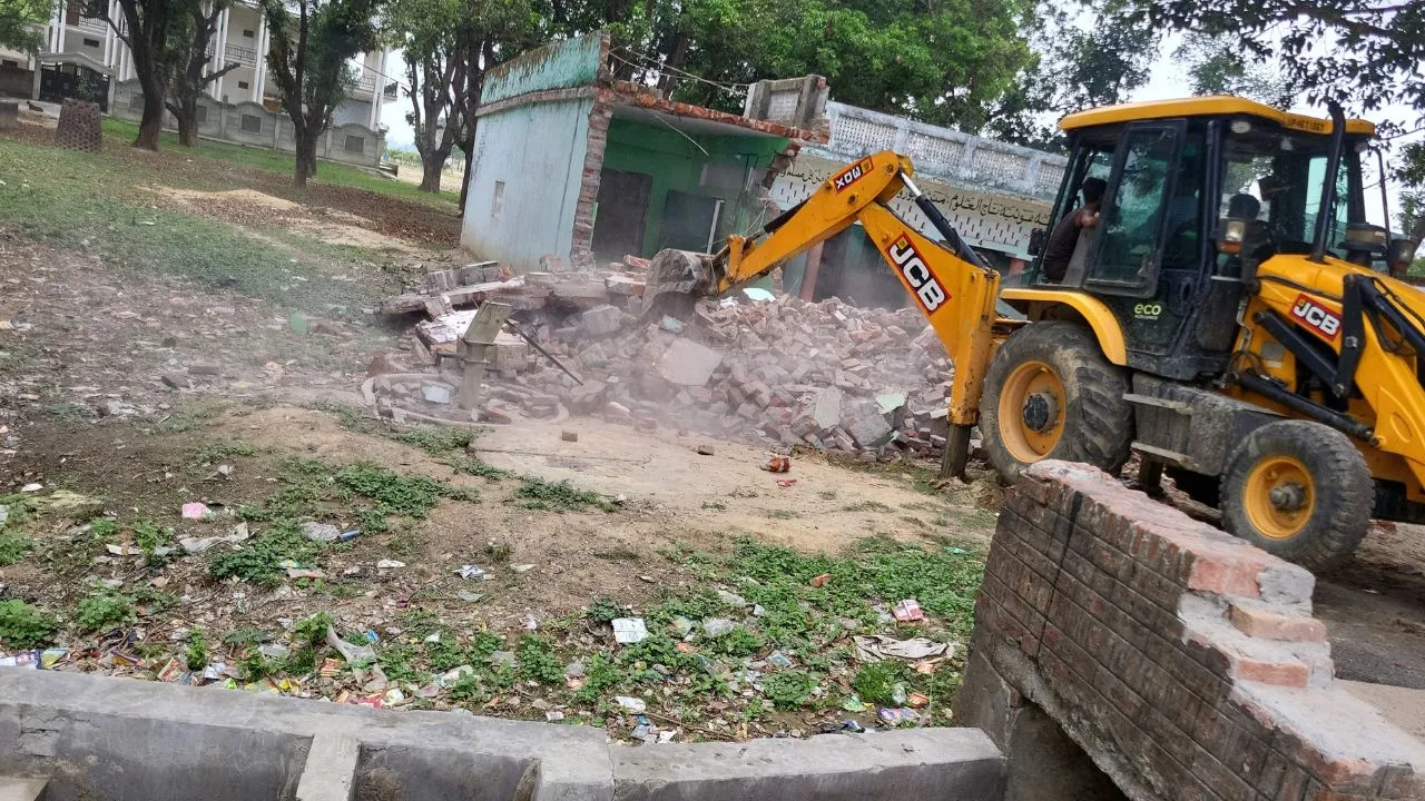 Bulldozers ran five illegal madrasas Shravasti
