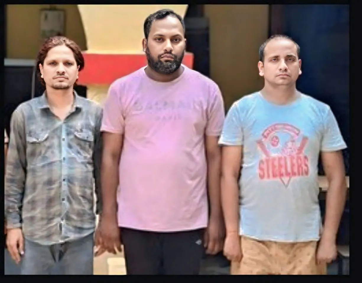 पुलिस की गिरफ्त में सामूहिक दुष्कर्म के आरोपी।