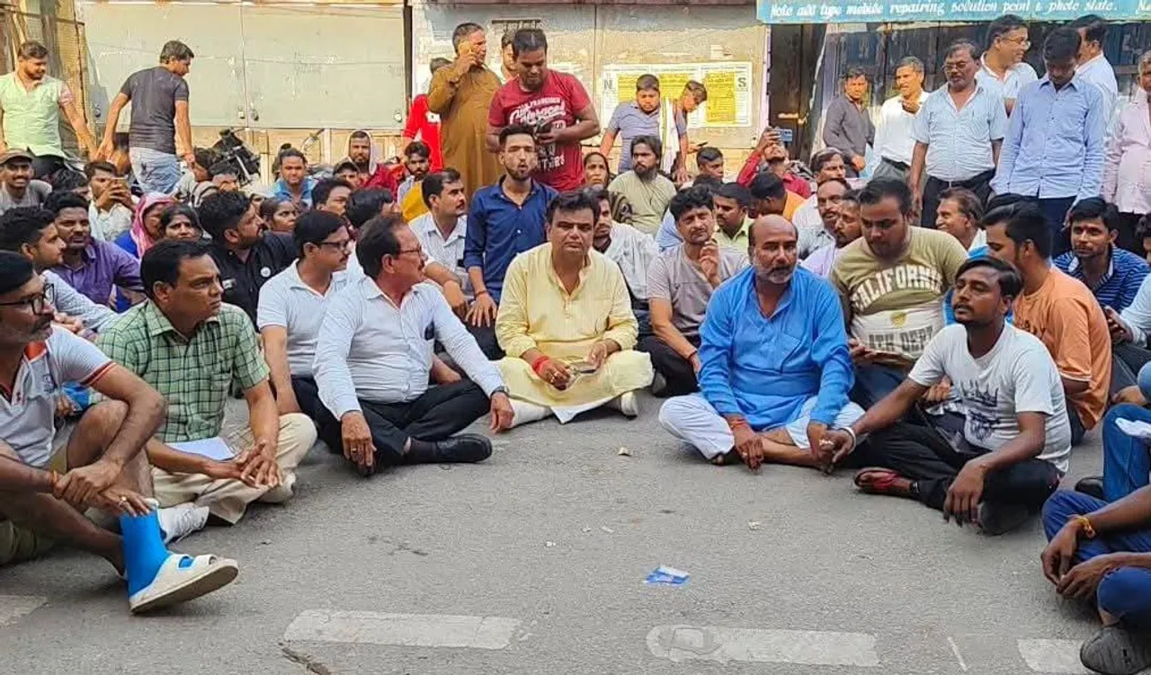 अधिकारियों को रोका, गर्माया माहौल