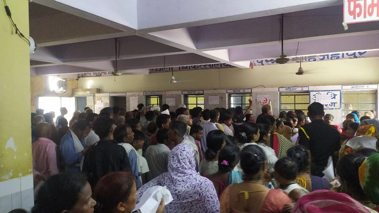 मेडिकल कॉलेज की ओपीडी में लंबी कतारें