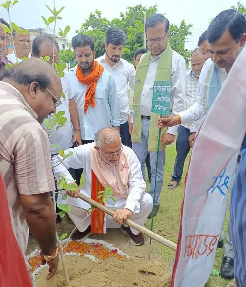 शुभारंभ वित्त मंत्री सुरेश खन्ना ने किया। सरदार पटेल व विश्वकर्मा पार्क में 80 पौधे रोपे