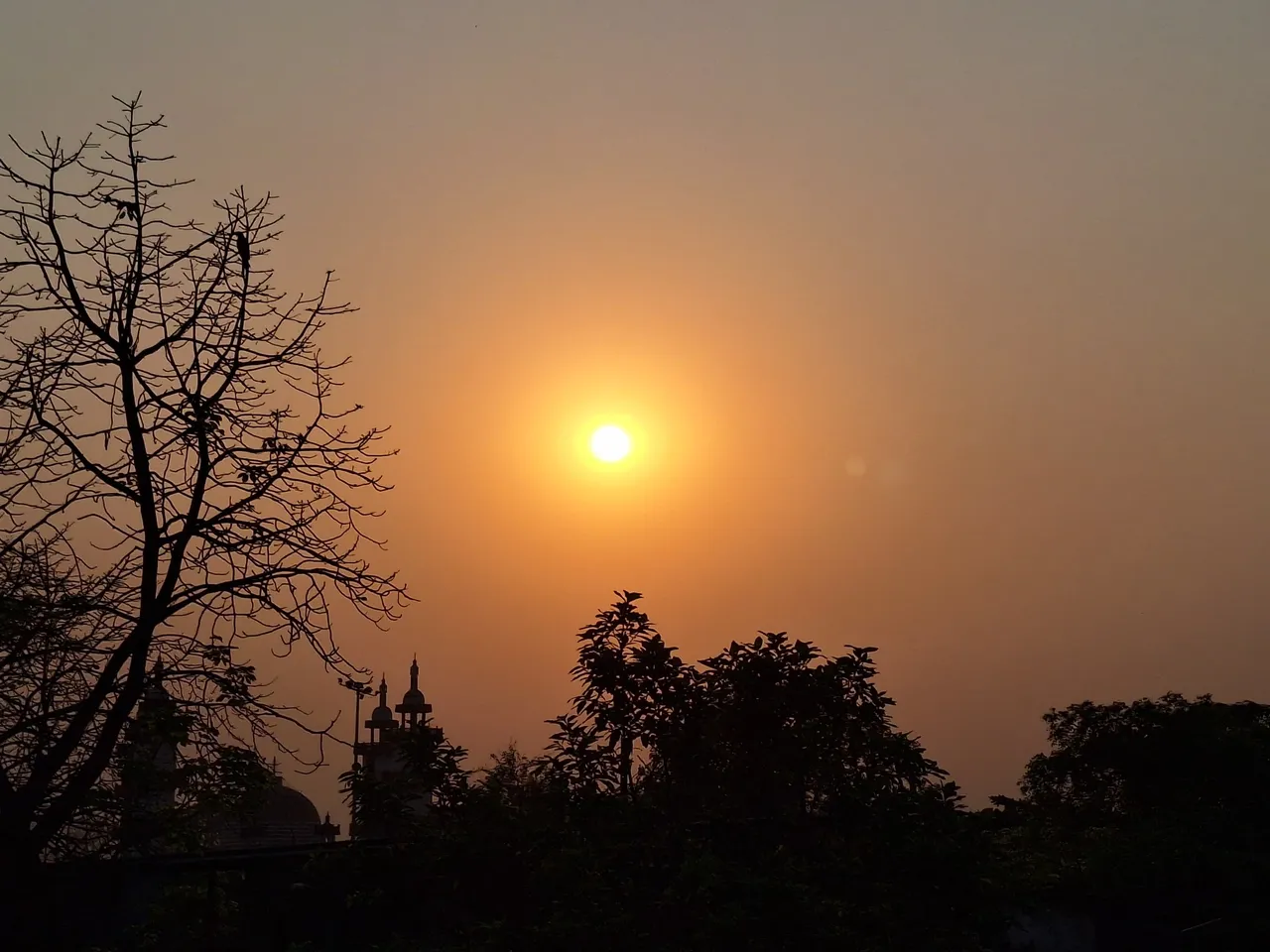 तापमान में उछाल, बूंदाबांदी के आसार