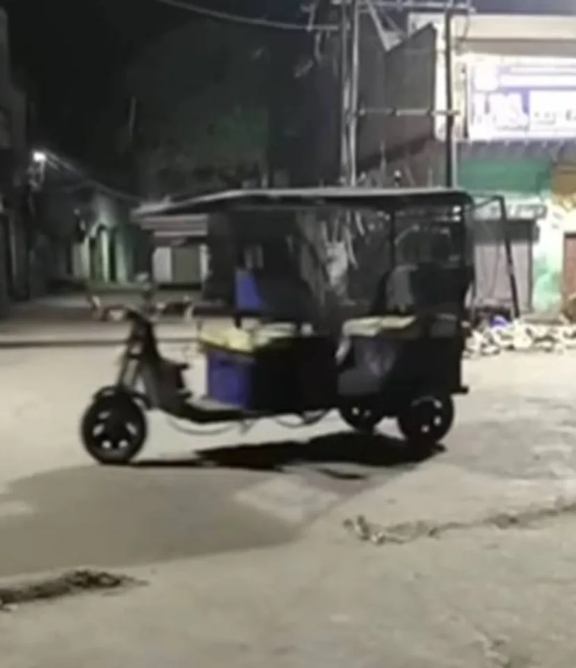 बगैर लाइट दौड़ रहे ई-रिक्शा नाइट