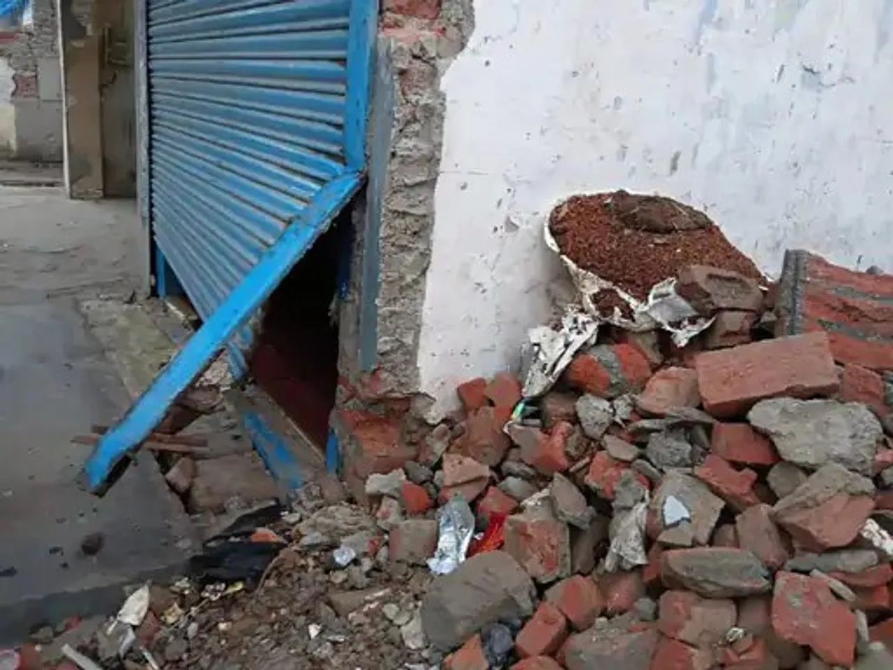 मोबाइल शॉप के शटर तोड़कर लाखों का सामान चोरी