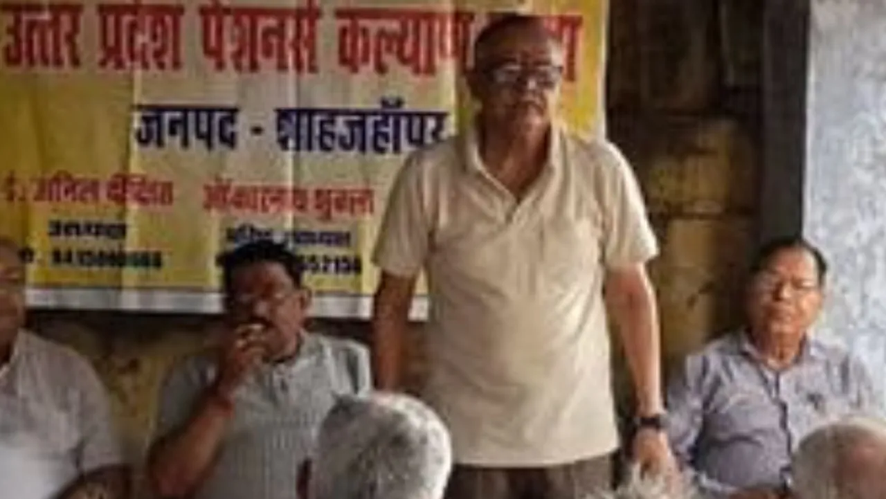 शाहजहांपुर में पुराने जिला अस्पताल में  बैठक में  बोलते पेंशनर।