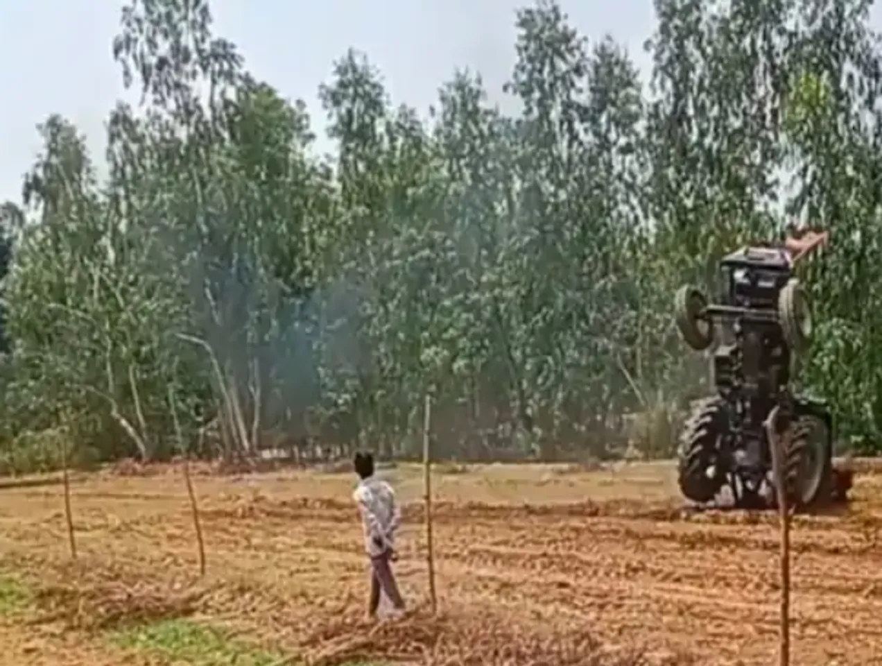स्टंटबाजी करते समय पलटा ट्रैक्टर,