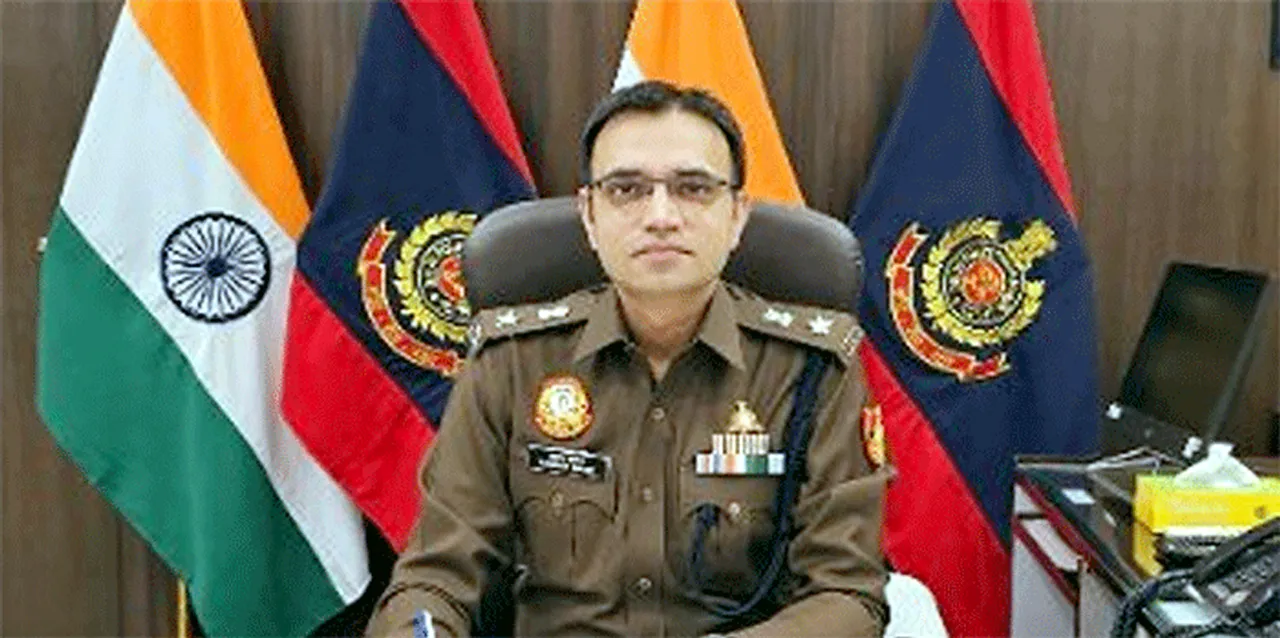 दिल्ली पुलिस द्वारा अवैध बांग्लादेशी अप्रवासियों को हिरासत में लेते हुए, अभियान की कार्रवाई दर्शाती हुई तस्वीर | यंग भारत न्यूज
