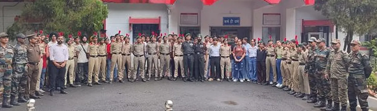 शाहजहांपुर में कैंट क्षेत्र में भ्रमण करते हुए कैडेट व अन्य छात्र।