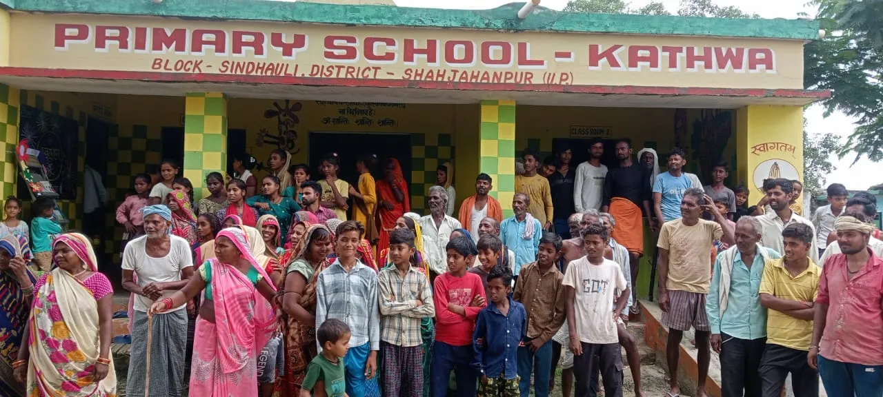स्कूल बंद किए जाने की सूचना पर प्रशर्शन करते अभिभावक
