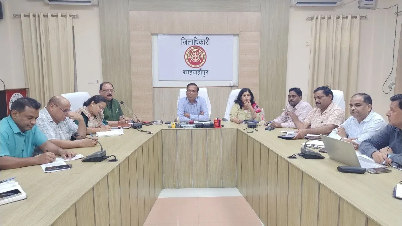 जिलाधिकारी धर्मेन्द्र प्रताप सिंह की अध्यक्षता में दस्तक अभियान की समीक्षा बैठक