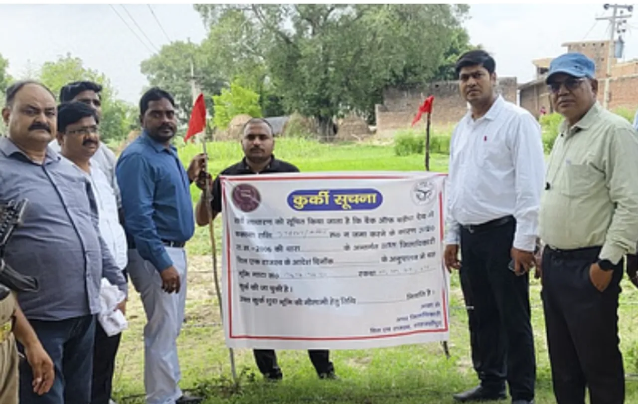 1कुर्क जमीन पर लाल झंडी लगवाते एडीएम एफआर अरविंद कुमार।