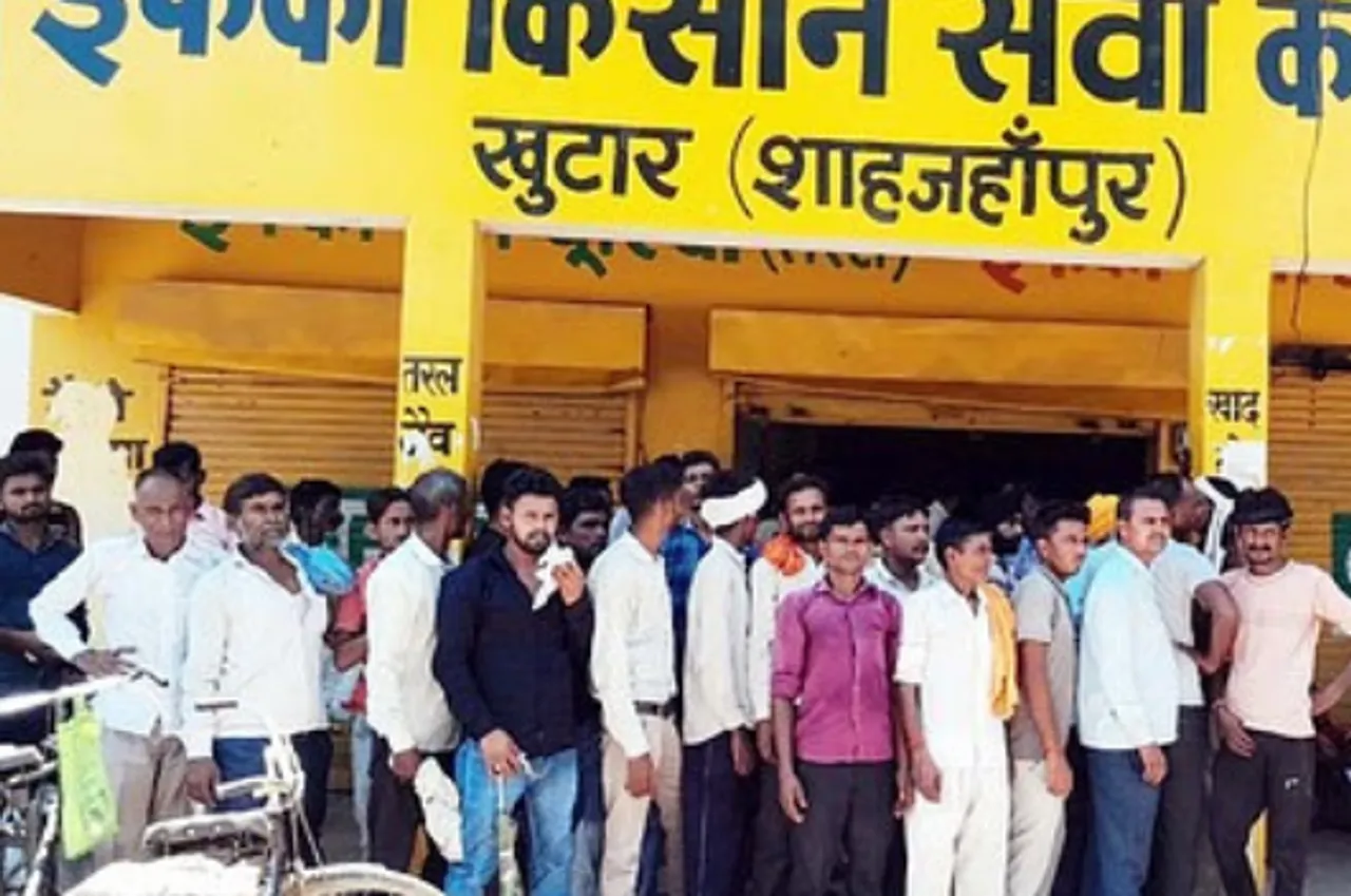 इफको किसान सेवा केंद्र खुटार पर यूरिया लेने के लिए खड़े किसान।