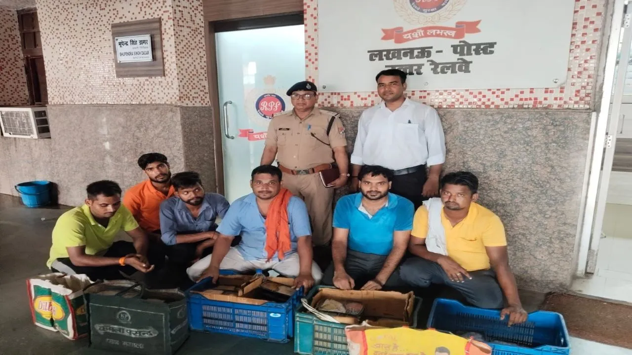 Charbagh station six vendors caught without license