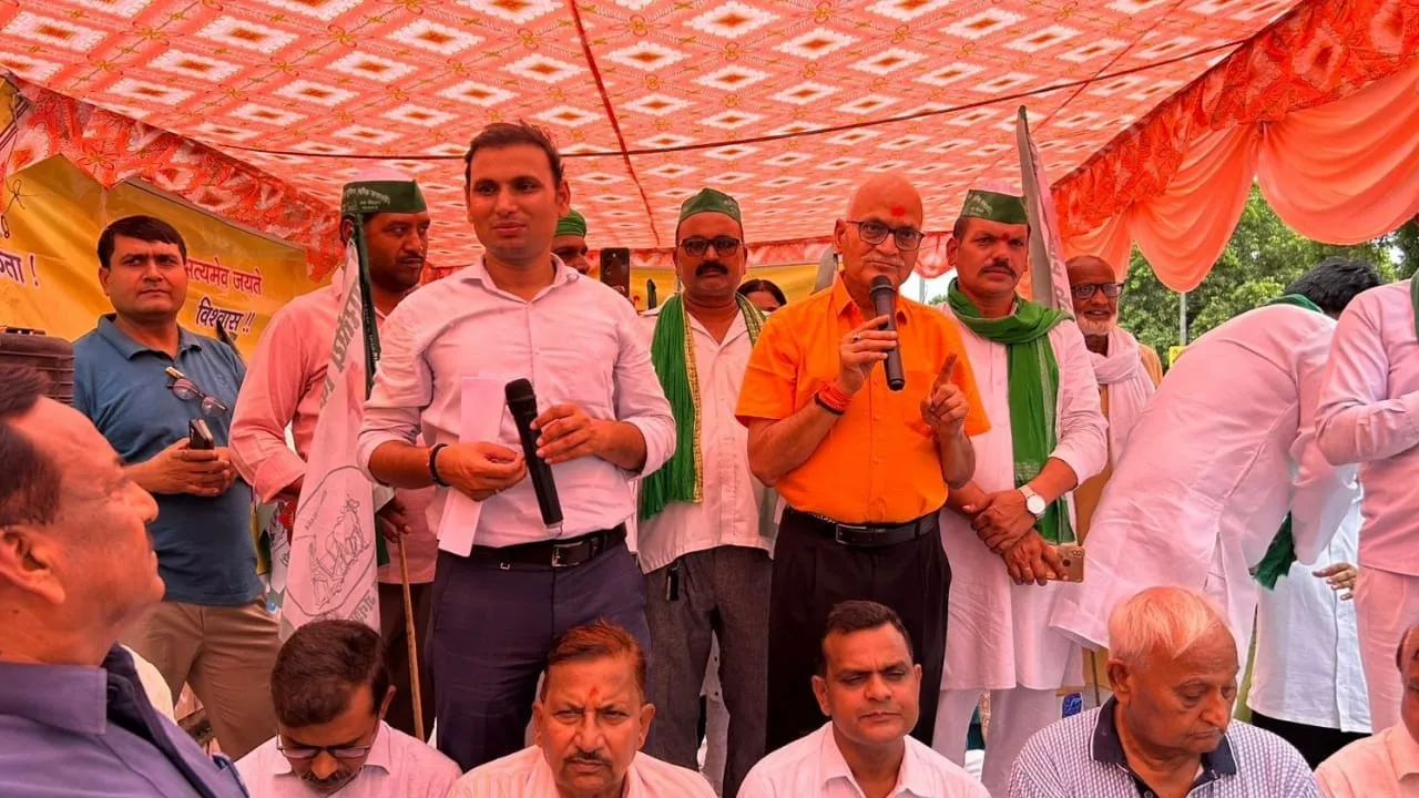 यूपी में एक लाख बिजली कर्मी सड़क पर उतरे