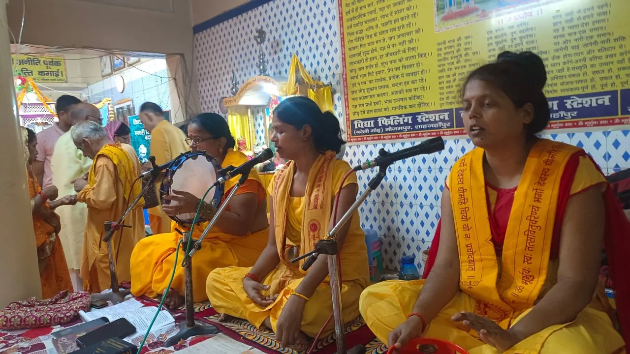 गुरुपूर्णिमा पर गायत्री शक्तिपीठ में हवन कराती गायत्री साधक
