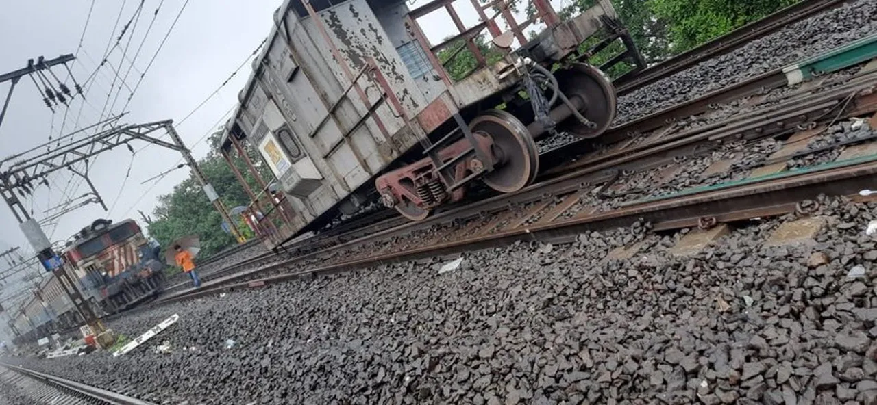 Maharashtra News : लोनावला हादसा - मालगाड़ी बेपटरी, रुकी ज़िंदगी की रफ़्तार! | यंग भारत न्यूज