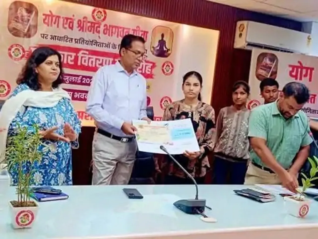 जलालाबाद की पंखुरी शुक्ला प्रथम, डीएम ने किया सम्मानित