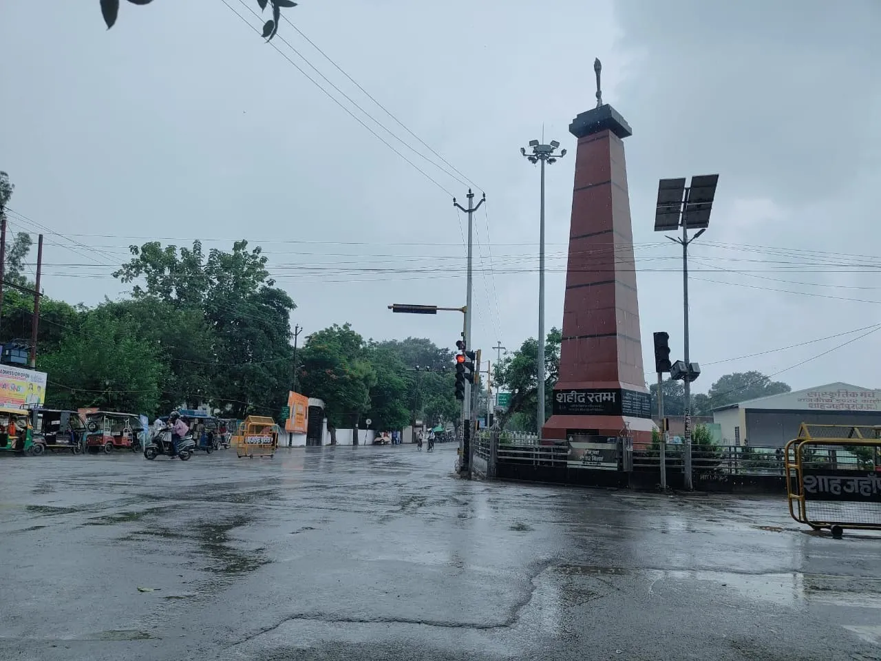 वर्षा के कारण जल से तर नगर की सडके
