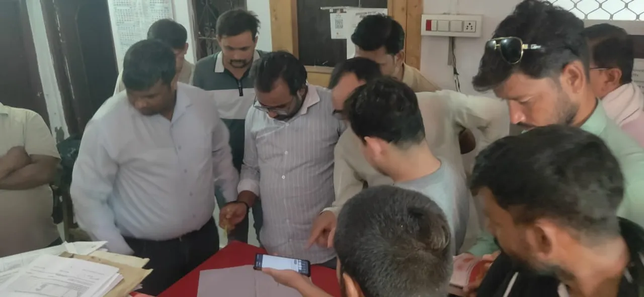 अल्हागंज में घोटाला की जांच करते जांच टीम में शामिल अधिकारी